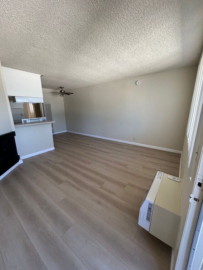 18550 Prairie St in Los Angeles, CA - Building Photo - Building Photo