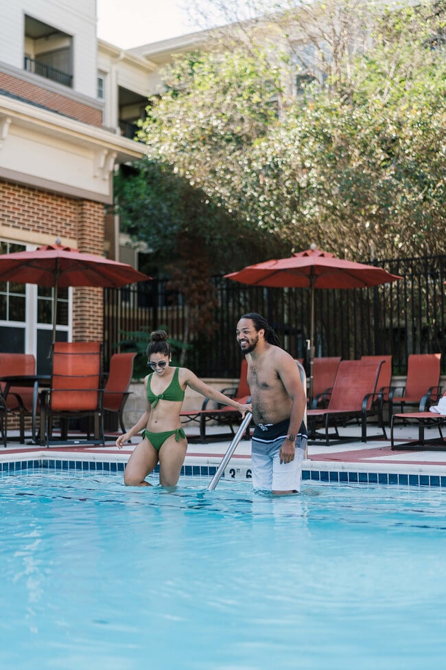 The Courts at Huntington Station in Alexandria, VA - Foto de edificio - Building Photo