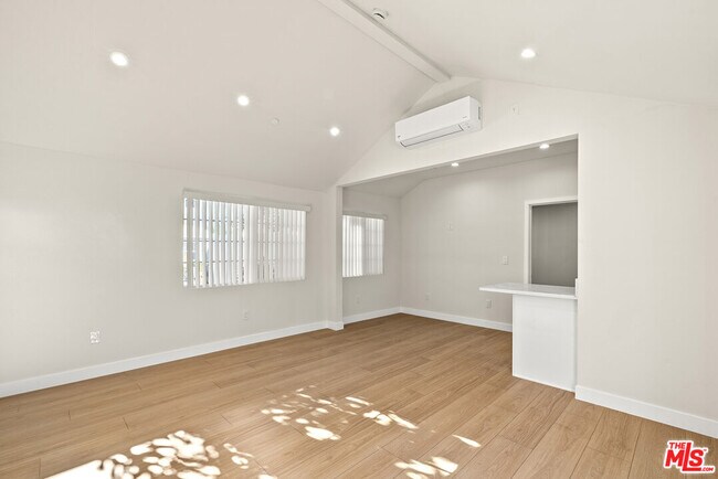 6516 1/2 Beck Ave in Los Angeles, CA - Building Photo - Building Photo