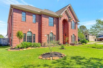 301 Winding Oak Ln S in League City, TX - Building Photo - Building Photo