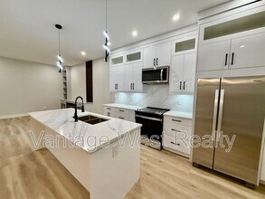 1669 Highland Dr N in Kelowna, BC - Building Photo - Building Photo