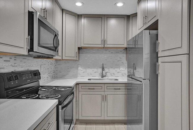 930 N 14th Ct in Hollywood, FL - Building Photo - Building Photo