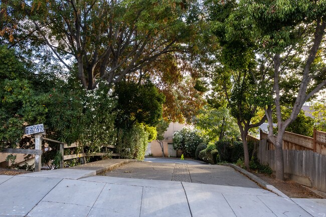 19525 Maubert Ave in San Leandro, CA - Foto de edificio - Building Photo