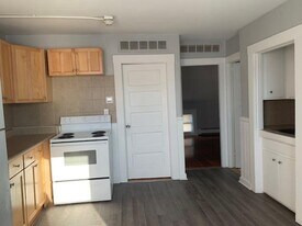 19 St Elizabeth St in Bristol, RI - Building Photo