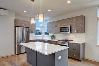 2218 NW 64th St in Seattle, WA - Foto de edificio - Building Photo