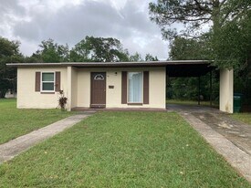 943 N Village Dr in Deltona, FL - Building Photo