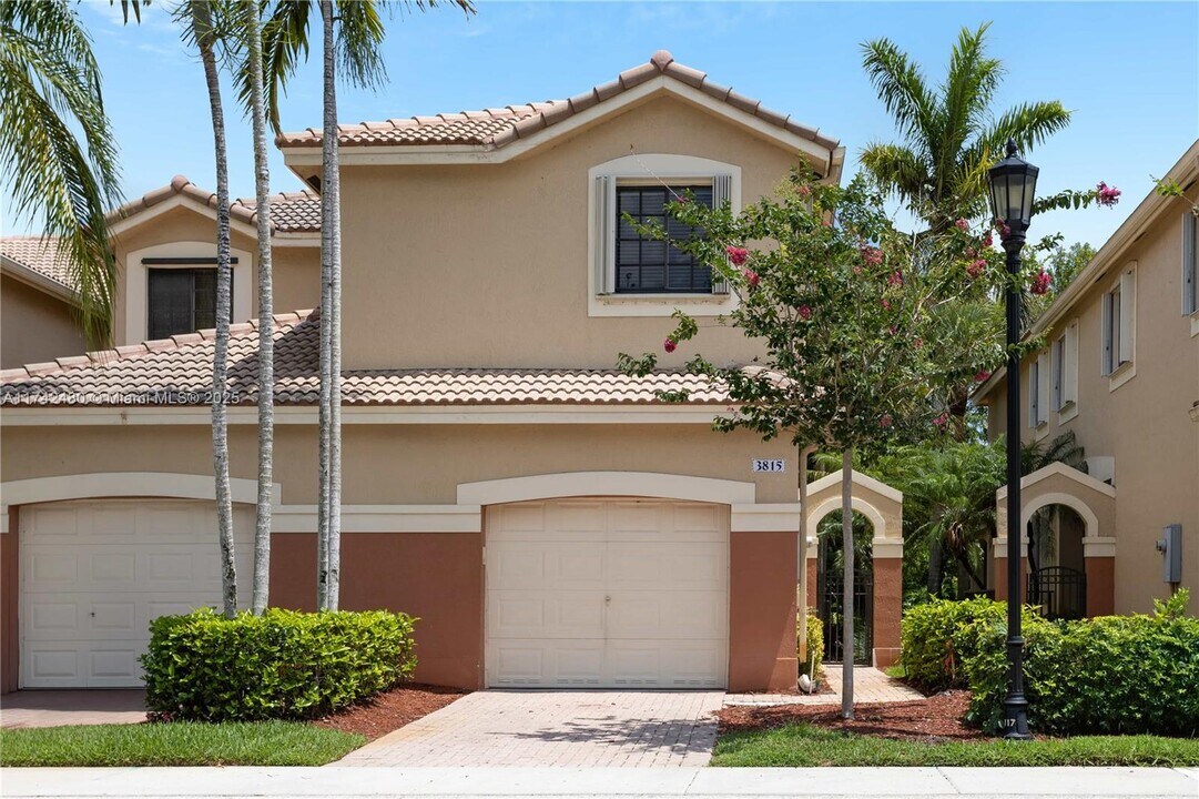 3815 Pond Apple Dr in Weston, FL - Foto de edificio