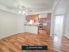 8282 Meadowhaven Dr in Sacramento, CA - Building Photo - Building Photo