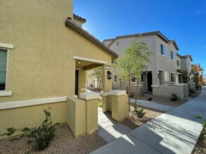 802 Spring Estates Ave in North Las Vegas, NV - Building Photo - Building Photo