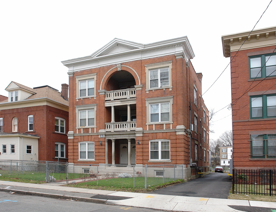 27 Edgewood St in Hartford, CT - Building Photo