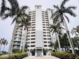 425 Cove Tower Dr in Naples, FL - Building Photo