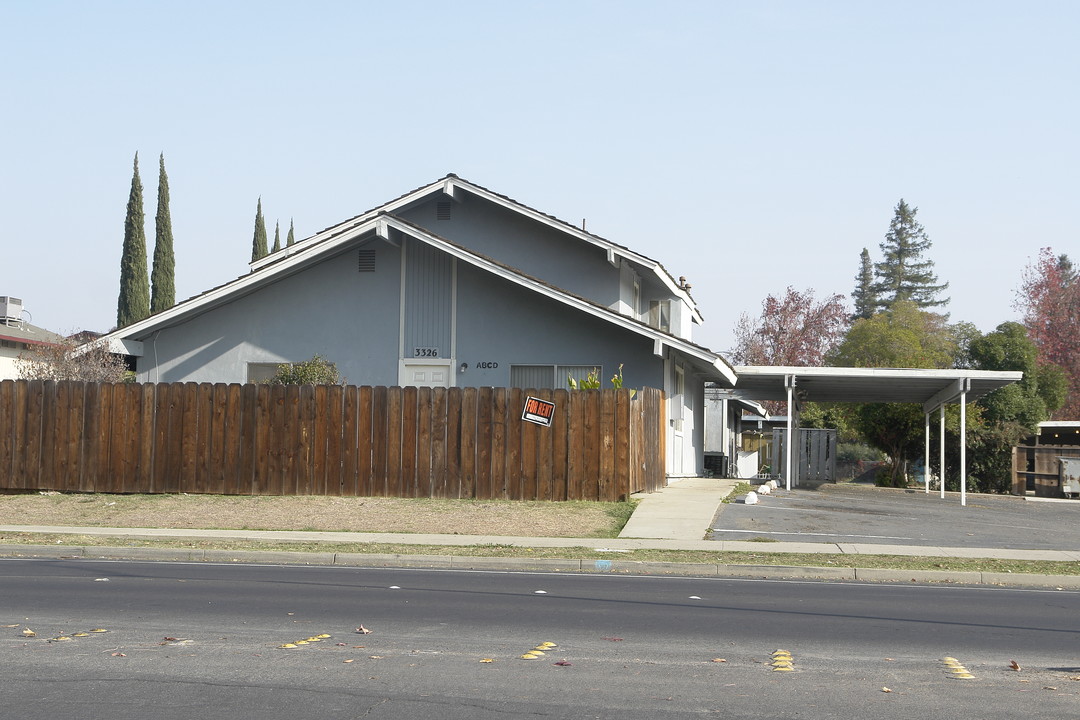 3326 R St in Merced, CA - Foto de edificio