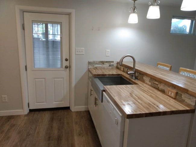 1522 N Hill Field Rd in Layton, UT - Building Photo - Building Photo