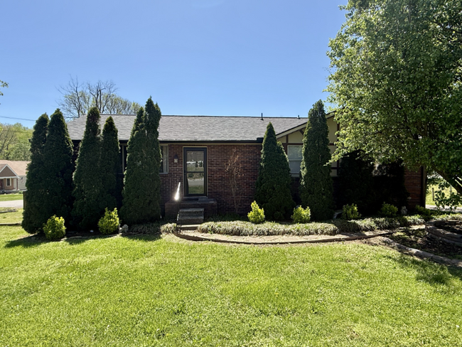 118 Forrest St in Ashland City, TN - Foto de edificio - Building Photo