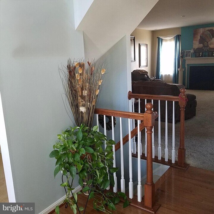 1037 Suffolk Dr in Monroe, NJ - Building Photo