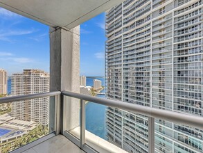 475 Brickell Ave, Unit 3007 in Miami, FL - Building Photo - Building Photo