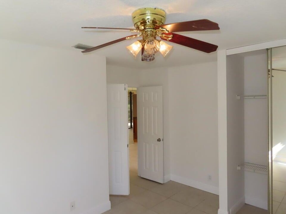 2659 Carambola Cir N in Coconut Creek, FL - Building Photo