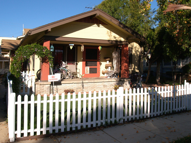 383 Obispo Ave in Long Beach, CA - Foto de edificio - Building Photo