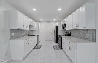 96 Wickliffe Dr in Naples, FL - Building Photo - Building Photo