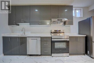 208 Twyn Rivers Dr in Pickering, ON - Building Photo - Building Photo