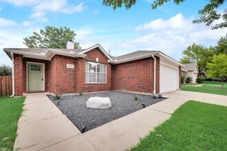 9216 Newport Ln in McKinney, TX - Foto de edificio - Building Photo