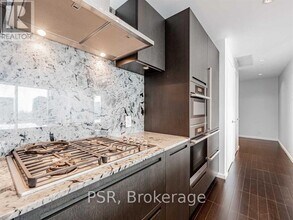 180 University Ave in Toronto, ON - Building Photo - Building Photo