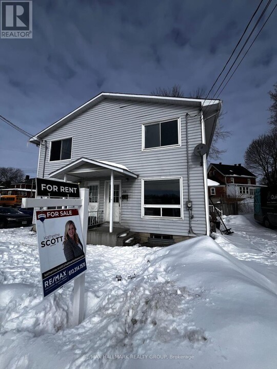 50 CENTRE St in Smiths Falls, ON - Building Photo