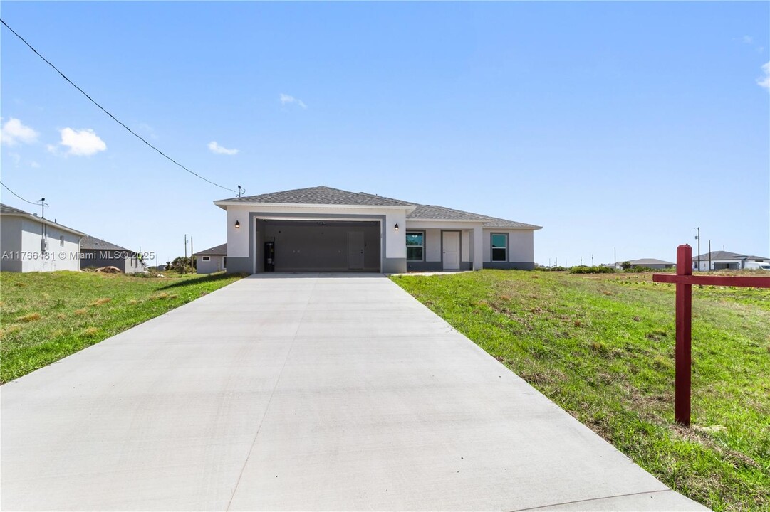 8022 Melody Cir in La Belle, FL - Building Photo