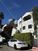 6881 Yeager Pl in Los Angeles, CA - Building Photo - Building Photo