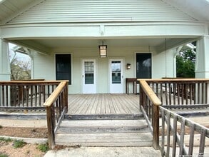 489 Deer Creek W in Pipe Creek, TX - Foto de edificio - Building Photo