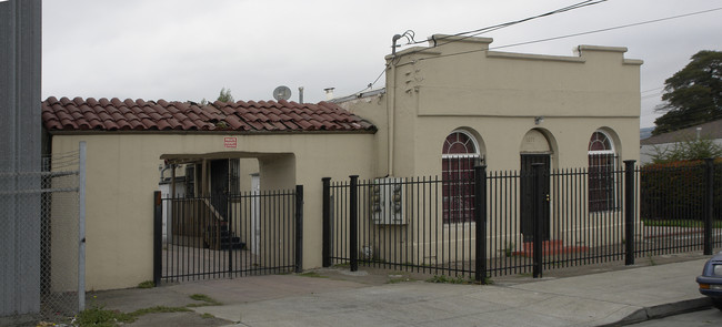 1077 77th Ave in Oakland, CA - Foto de edificio - Building Photo