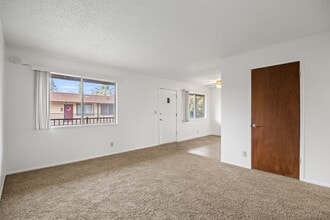 Campus Place Apartments in Chico, CA - Foto de edificio - Building Photo