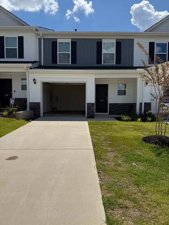 106 Kai Trl in Fountain Inn, SC - Building Photo