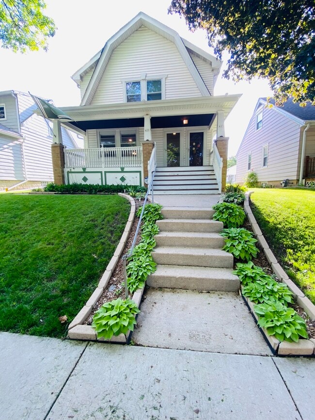 623 S 60th St, Unit 2nd Floor in Milwaukee, WI - Foto de edificio - Building Photo