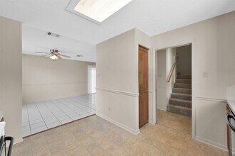 1603 Hazelwood St, Unit B in Conroe, TX - Foto de edificio - Building Photo