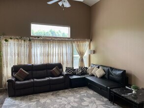 2346 NE Ashton Way in Hillsboro, OR - Building Photo - Building Photo