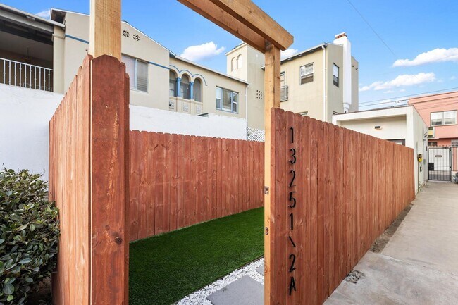 1515 1/2-1333 1/2 E Ocean Blvd in Long Beach, CA - Building Photo - Building Photo