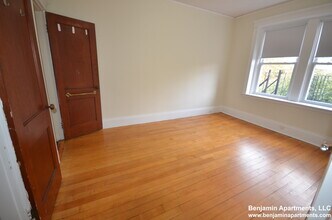 1824 Beacon St, Unit 8 in Brookline, MA - Building Photo - Building Photo
