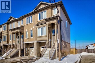 82 Bloom Cres in Hamilton, ON - Building Photo - Building Photo