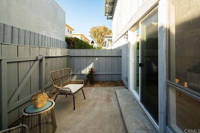 5447 Zelzah Ave in Los Angeles, CA - Building Photo - Building Photo