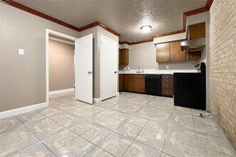 1 W Mountain Creek Dr in Grand Prairie, TX - Building Photo - Building Photo