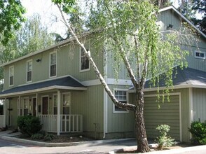 Woodshire Village Apartments in Chico, CA - Foto de edificio - Building Photo