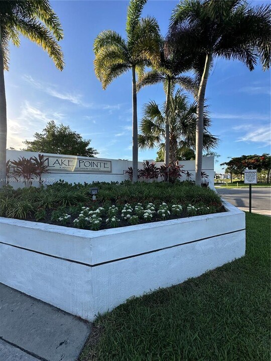 214 Lake Pointe Dr in Oakland Park, FL - Building Photo