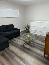 691 S Hollybrook Dr in Pembroke Pines, FL - Foto de edificio - Building Photo