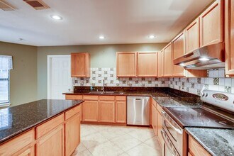 8203 Chestnut Manor Dr in Converse, TX - Building Photo - Building Photo