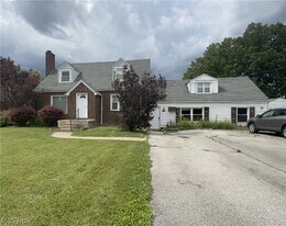 1320 W Montrose St in Youngstown, OH - Building Photo