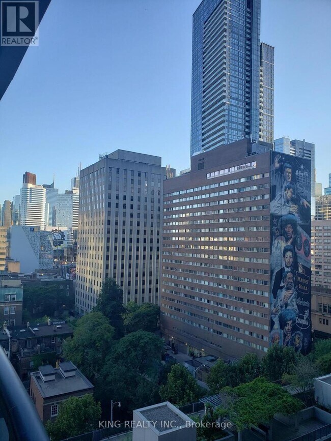 25-1225 Carlton St. in Toronto, ON - Building Photo - Building Photo