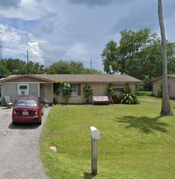 8289 Pelican Rd in Englewood, FL - Foto de edificio