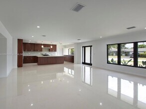 8790 SW 85th St in Miami, FL - Foto de edificio - Building Photo