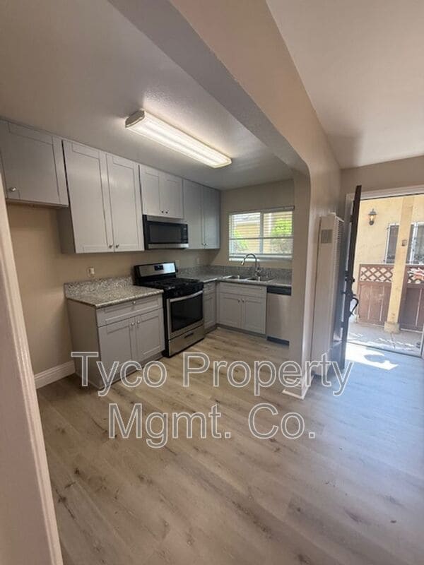 property at 905 E 4th St